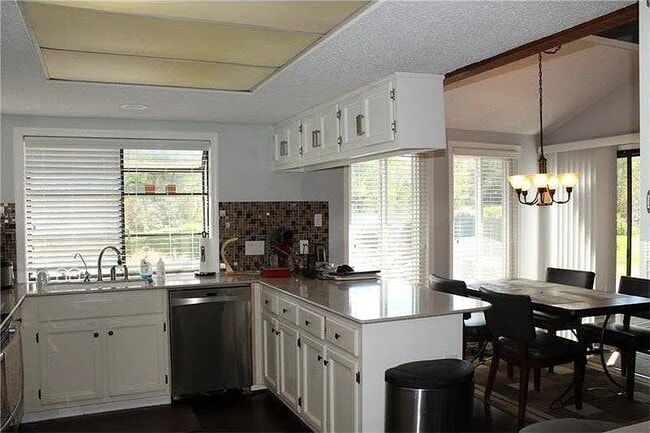 Building Photo - 1600 Old Hunters Trce