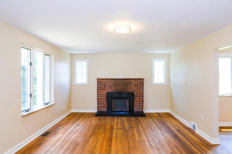 Building Photo - 3981 Willow Creek Dr