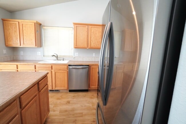 Building Photo - 1445 W Silver Salmon Dr