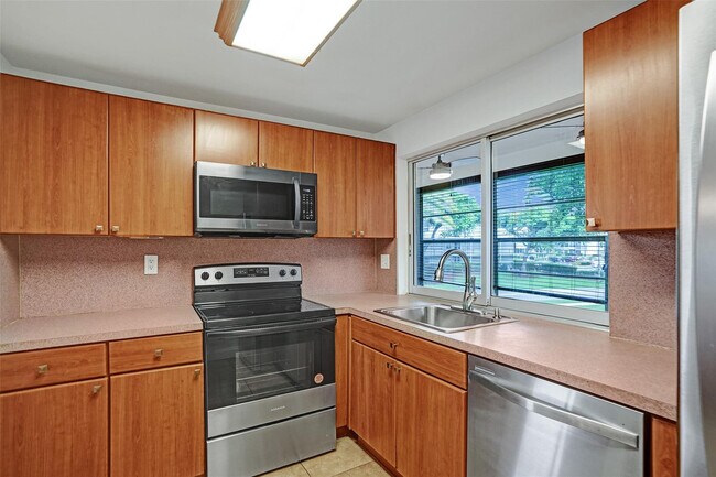 Building Photo - 9351 Lime Bay Blvd