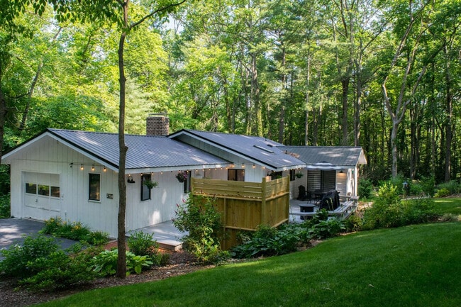 Building Photo - 2750 Holly Hill Dr