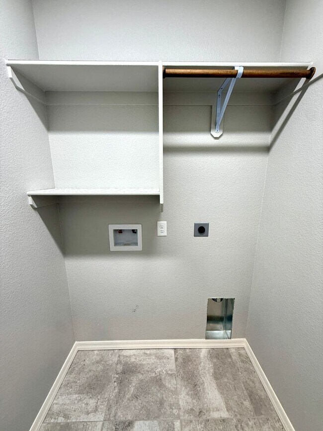 Building Photo - Beautiful 2023 Build | 3 Bed, 2 Bath | Solar + Premium Upgrades | Landscaping Included