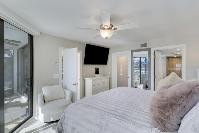 Building Photo - 515 Bay Colony Dr N