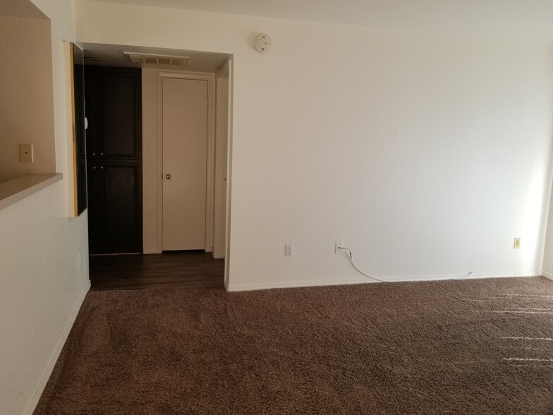 Building Photo - 8070 W Russell Rd