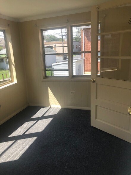 Sunroom / Porch - 229 W Caracas Ave