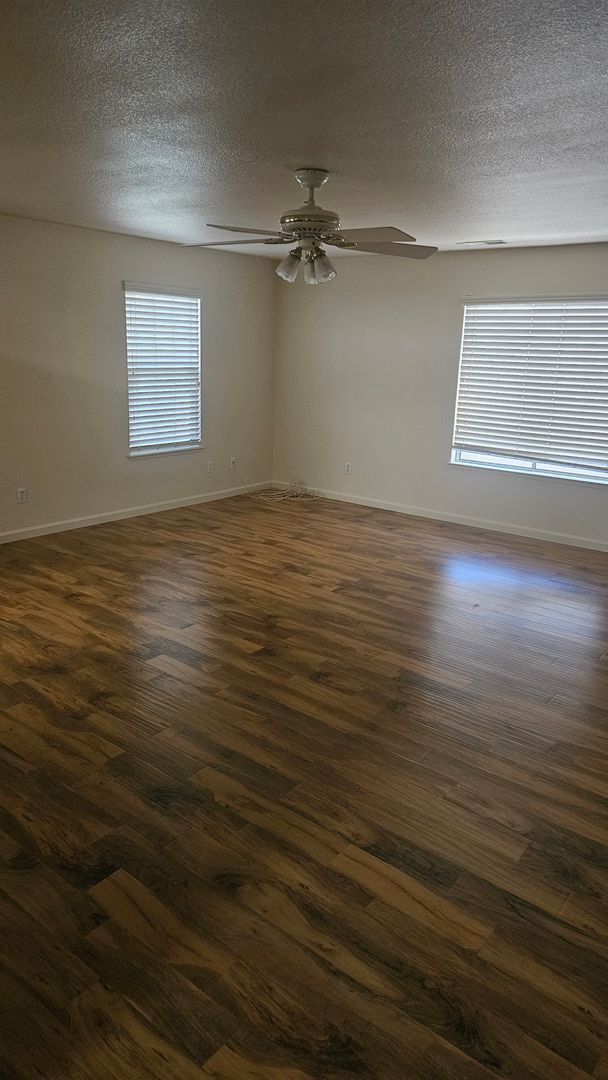 Building Photo - 4 Bedroom 2 bath Large home available Now!