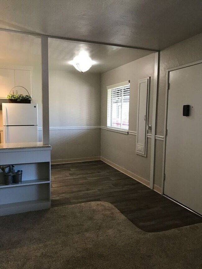 Building Photo - Charming Upstairs 2 Bedroom~ Very Charming...