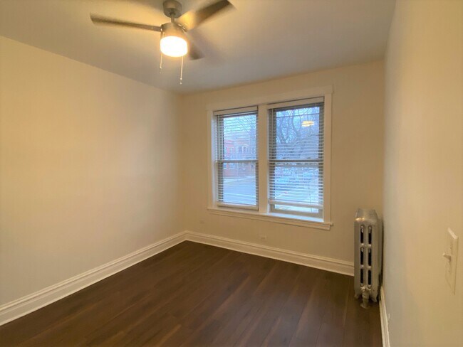 Building Photo - 1425 W Albion Ave