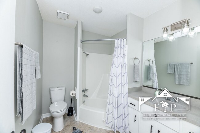 Building Photo - Charming and Spacious Home