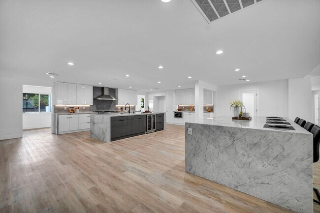 Building Photo - Meticulously renovated single-story contem...