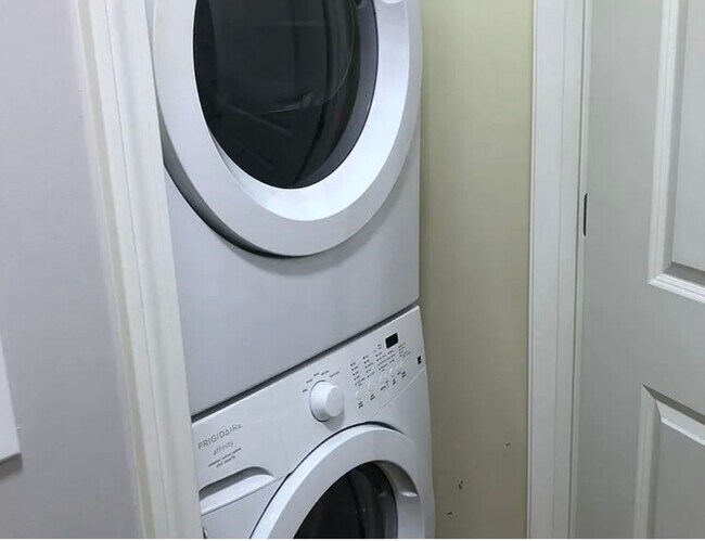 Building Photo - USC Campus/Downtown- Fully Furnished