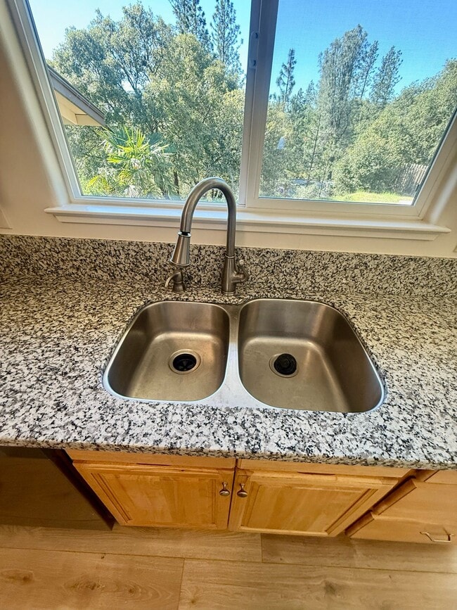 Building Photo - 240 Scholtz Ave