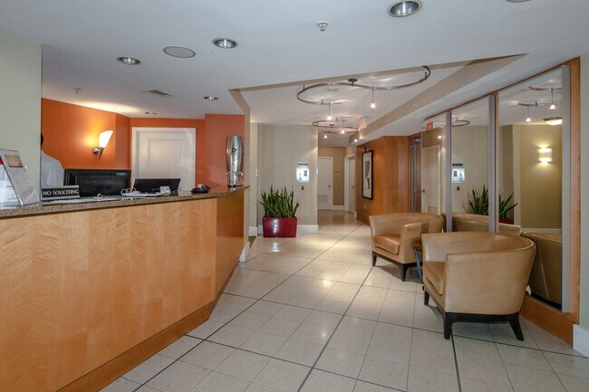Building Photo - Centrally Located 1BD/1BA w Parking Chinat...