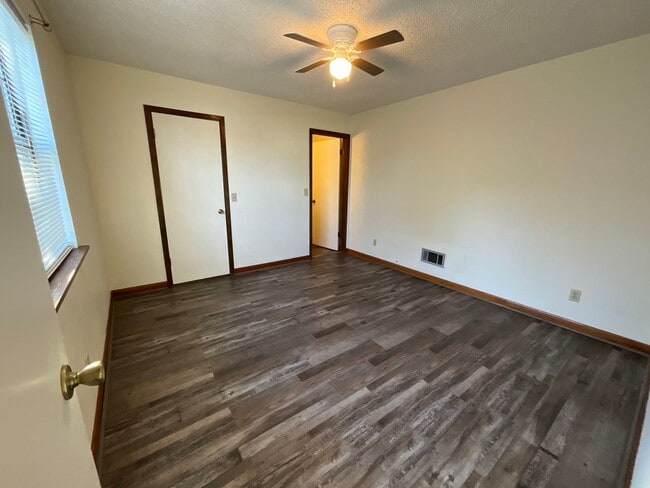 Building Photo - 2 Bedroom 2 Bath Townhouse