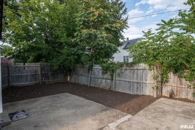 Building Photo - 4515 Drake Dr