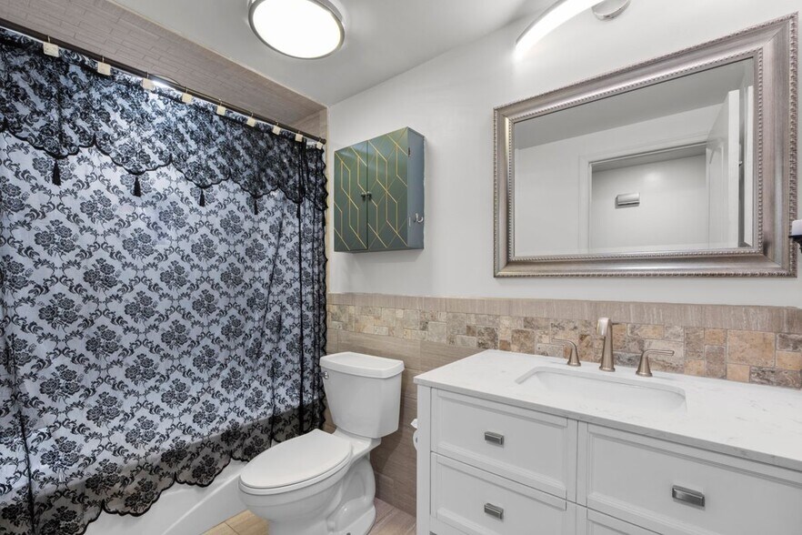 Building Photo - 3930 Beechwood Dr