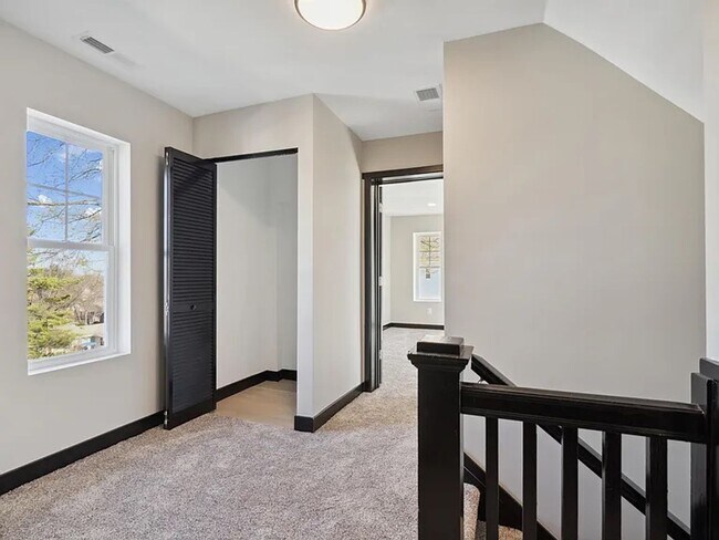 Building Photo - South Grandview