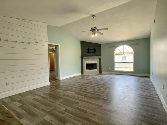 Building Photo - 5610 29th St Cir E