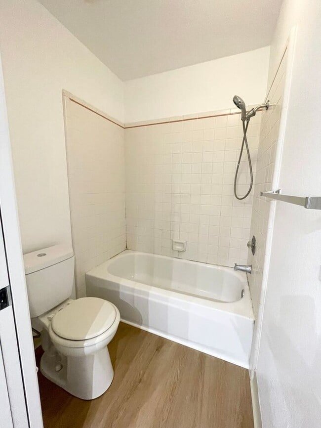 Building Photo - Spacious 2 Bedroom Condo with Garage — Min...