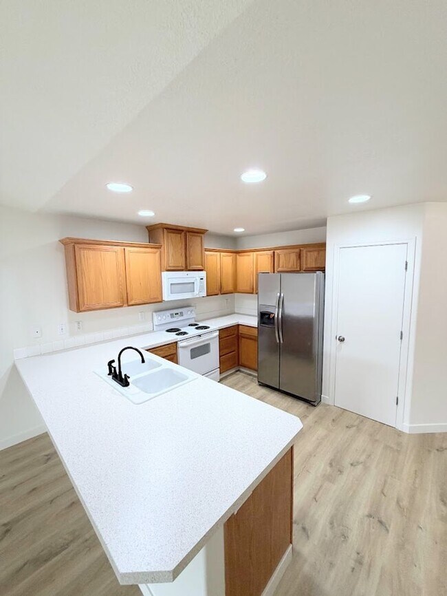 Building Photo - Fontana Duplexes