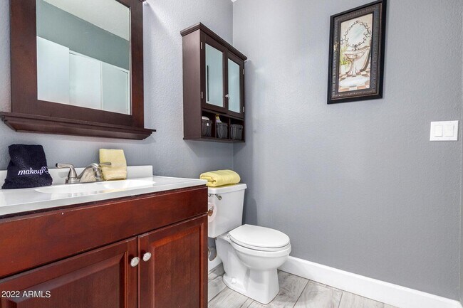 Building Photo - 1502 E Topeka Dr