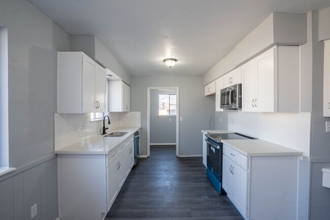 Building Photo - 4 Bedroom Home Available For Immediate Move In!!