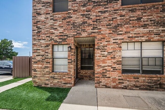 Building Photo - NOW LEASING : 3 Bed 2.5 Bath Townhouses