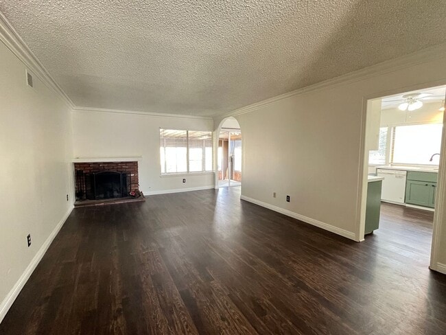 Building Photo - 4 Bedroom, 2 bath home for rent in Huntington Beach