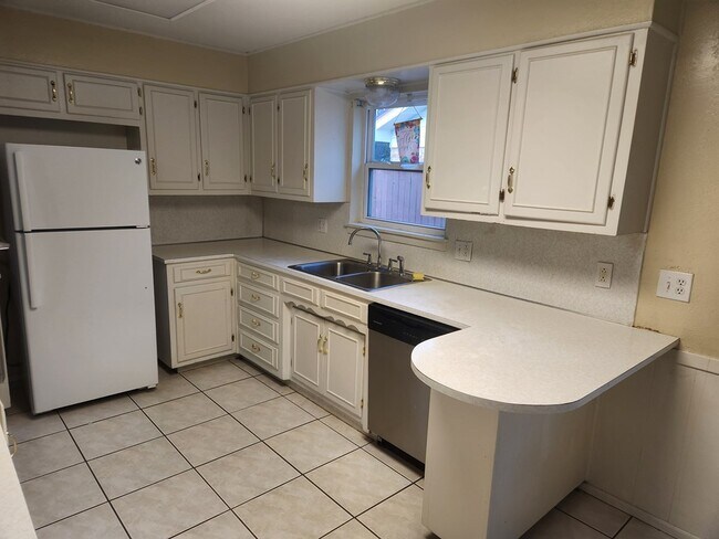 Building Photo - 3821 E Everglade Ave