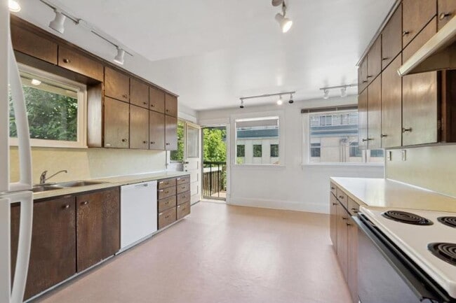 Building Photo - 3 bedroom in Seattle WA 98109