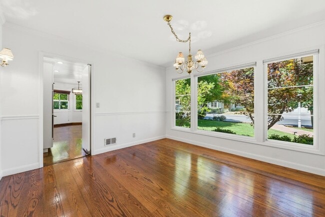 Building Photo - 1825 White Oak Dr