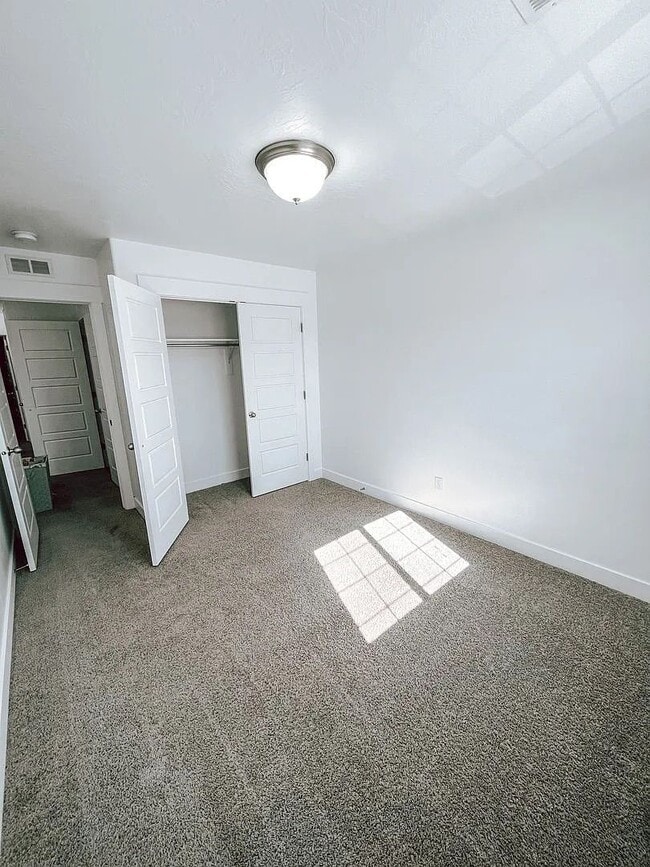 Building Photo - 7535 N Cottage Ln