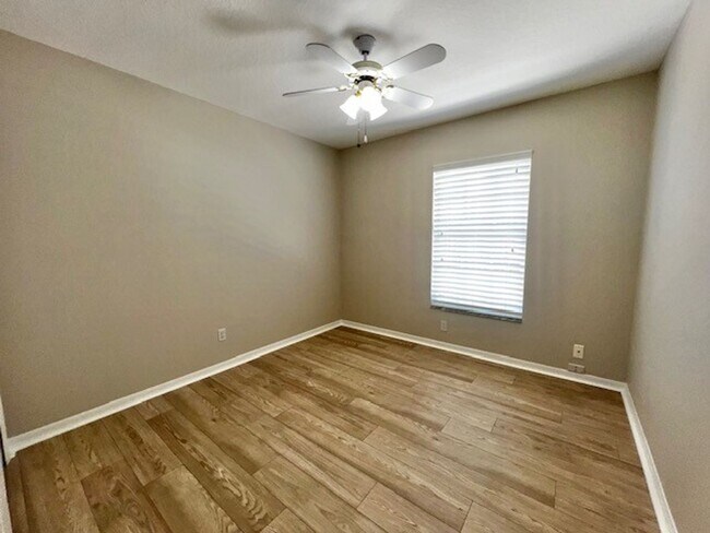 Building Photo - Welcome Home! Updated flooring & fresh interior paint! Move in OCTOBER! Beautiful 3X2 with attach...