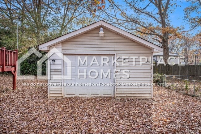 Building Photo - 2105 Pinewood Dr