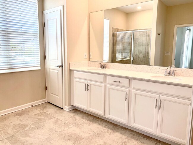 Building Photo - Incredible 5 Bedroom, 3 Bath Town home wit...