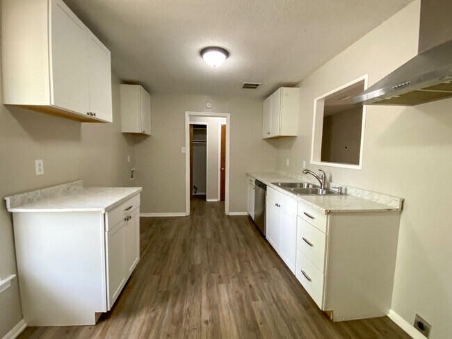 Building Photo - 3 bedroom 2 bathroom near Ramill and St Elmo