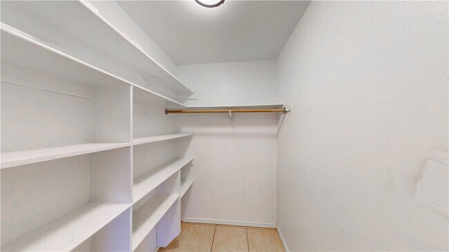 Building Photo - 2711 W Bishop Dr