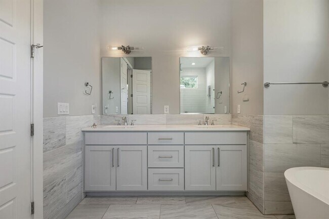 Building Photo - 3209 Govalle Ave