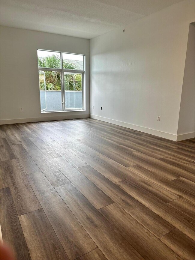 Building Photo - 1203 Town Center Dr