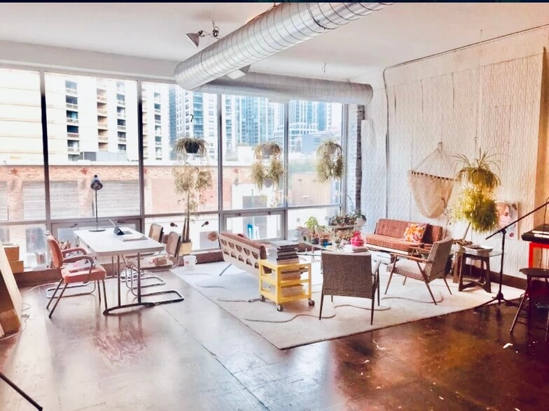 Building Photo - 738 N Clark St