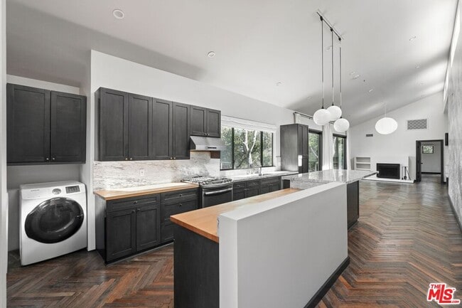 Building Photo - 21273 Entrada Rd