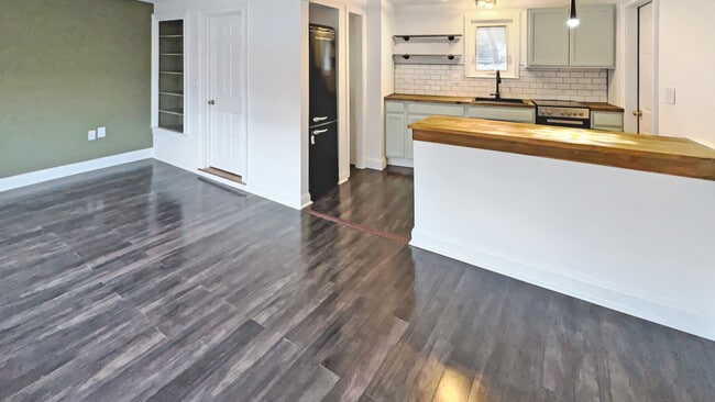 Building Photo - 18 Riverside Ave