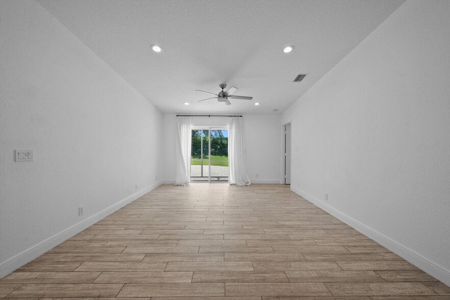 Building Photo - 3800 Miramontes Cir