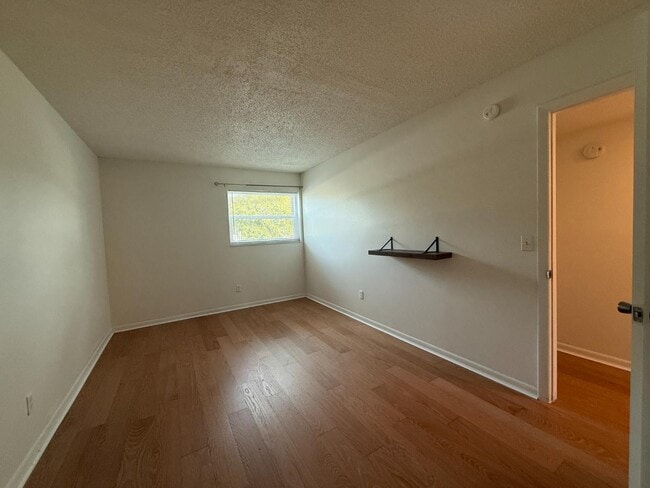 Building Photo - 2525 W Bay Dr