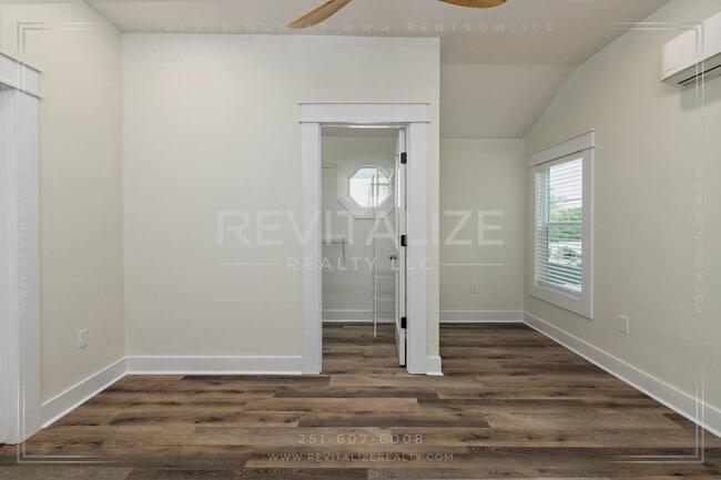 Building Photo - Gorgeous Spring Hill Home!