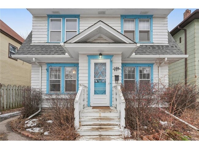 Building Photo - 661 Surrey Ave E