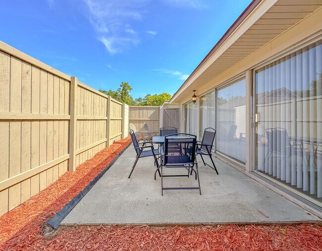 Building Photo - 2241 W Pensacola St