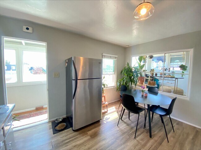 Building Photo - CHARMING NORTH PARKING ONE BEDROOM! LARGE ...