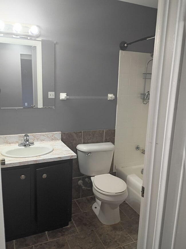 Building Photo - Spacious 1BR Apartment | Convenient Kenosha Location