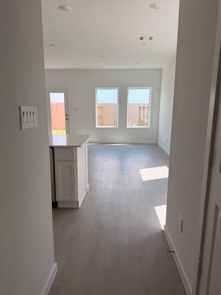 Building Photo - 2144 Salinas Dr